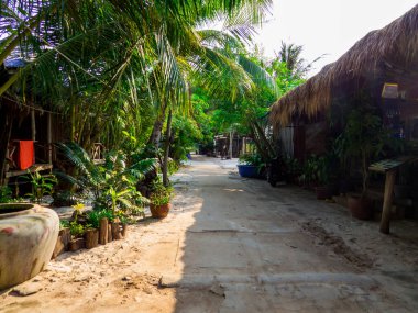Koh Rong, Kamboçya - 10 Ocak 2020: Sok San Village 'da Picturesque Caddesi.