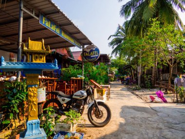 Koh Rong, Kamboçya - 10 Ocak 2020: Sok San Village 'da Picturesque Caddesi.