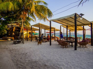 Koh Rong, Kamboçya - 13 Ocak 2020: İnsanlar Sok San Village 'daki Ay Restoranı' nda kahvaltı yapıyor.