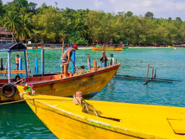 Koh Rong, Kamboçya - 14 Ocak 2020: İnsanlar Koh Toch Sahili 'nde yeni bir iskele inşa etmek için çalışıyorlar.