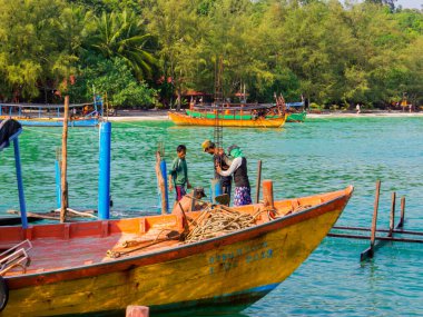 Koh Rong, Kamboçya - 14 Ocak 2020: İnsanlar Koh Toch Sahili 'nde yeni bir iskele inşa etmek için çalışıyorlar.