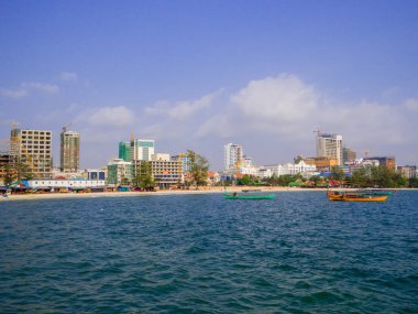Sihanoukville, Kamboçya - 14 Ocak 2020: Serendipity İskelesinden görüldüğü gibi Ochheuteal Sahili.