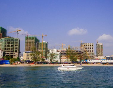 Sihanoukville, Kamboçya - 14 Ocak 2020: Serendipity İskelesinden görüldüğü gibi Ochheuteal Sahili.
