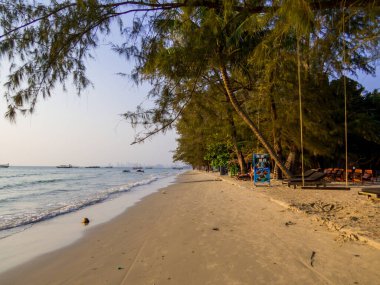 Sihanoukville, Kamboçya - 14 Ocak 2020 Otres Plajı gün batımında.