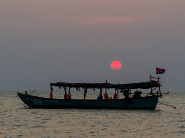 Sihanoukville, Kamboçya - 14 Ocak 2020 Otres Sahili 'nde geleneksel tekne..