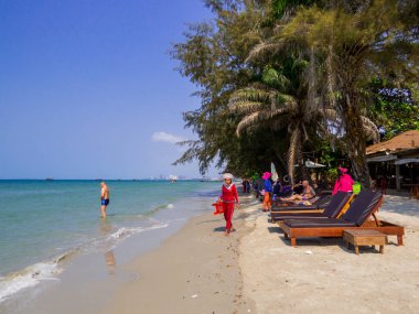 Sihanoukville, Kamboçya - 15 Ocak 2020: İnsanlar gün batımında Otres Sahili 'nde dinleniyor.