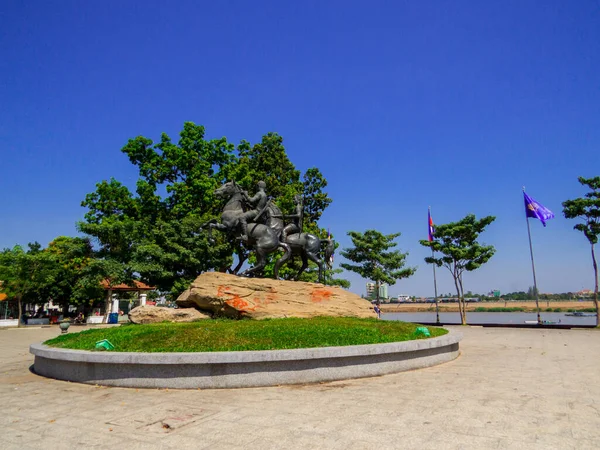 柬埔寨金边 2020年1月9日 在Preah Sisowath码头观看泰霍 梅亚斯和泰霍 约特战士的马纪念碑 — 图库照片