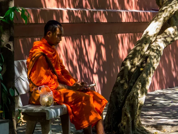 Phnom Penh Camboya Enero 2020 Monje Budista Sentado Cerca Del — Foto de Stock
