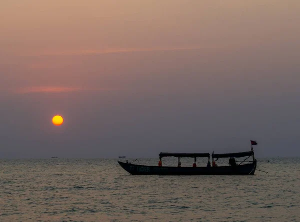 Sihanoukville Kambodja Januari 2020 Traditionell Båt Vid Solnedgången Otres Strand — Stockfoto