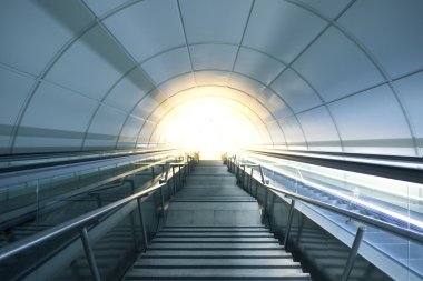 Metro tünel şehre merdivenleri çıkın. San Sebastian, Bask Bölgesi.