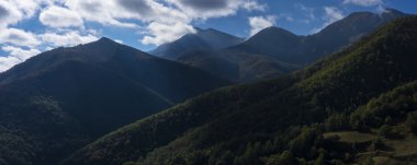 Spor Picos de Europa milli parkta oynayan adam