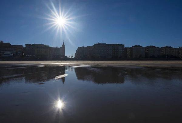 太陽は、サンセバスチャンのビーチの水の反映. — ストック写真