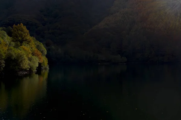 Autumn reflections in Endara lake. — Stock Photo, Image