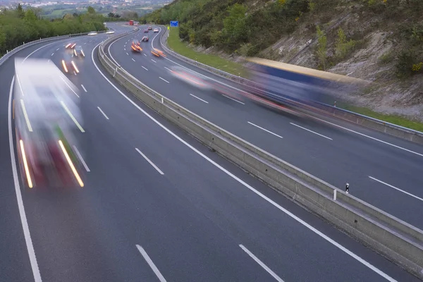 Voiture sur la route de la ville — Photo