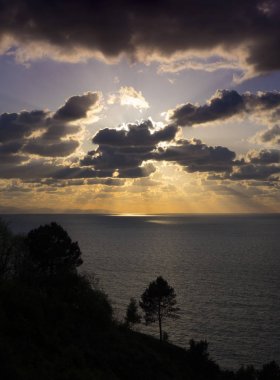 Su ve güneş, dağ denizden, gün batımı