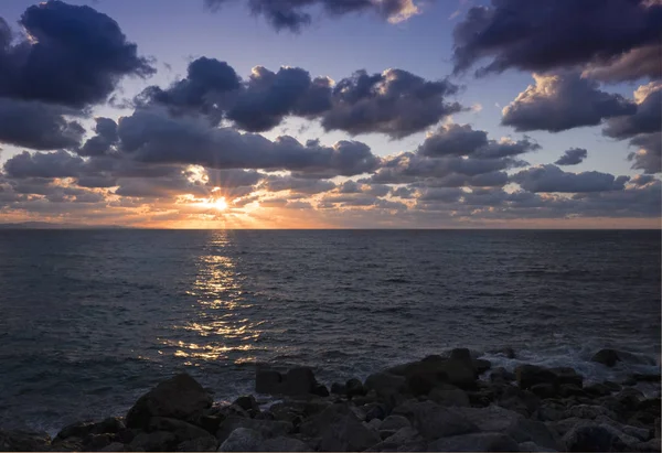 Sonne und Wasser, Wolken am Himmel, Sonnenuntergang im Meer — Stockfoto