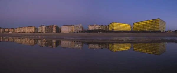 Ciudad de San Sebastián reflejada en el agua de la playa —  Fotos de Stock