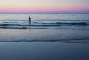 Mutlu kız sahilde sudan geliyor