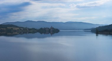 Lake Ullibarri-Gamboa suya yansıyan Köyü