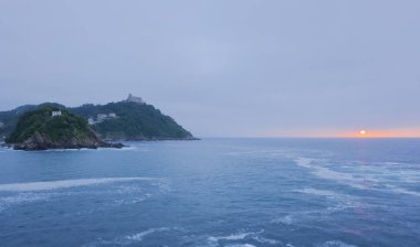 Gün batımı, su ve tatil San Sebastian şehri