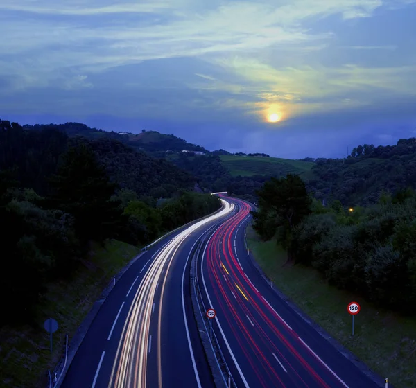 Luces de coche en movimiento en la autopista —  Fotos de Stock