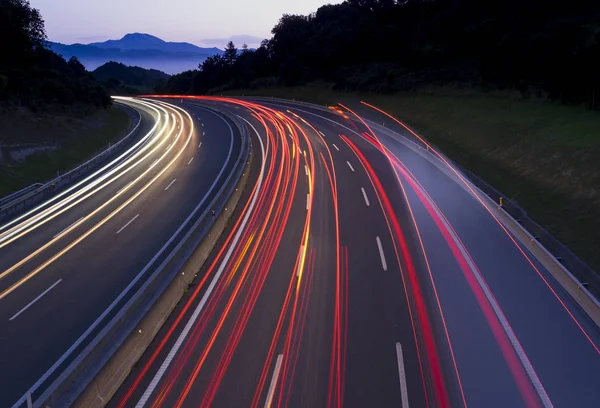 Bil lights resor motorvägen — Stockfoto