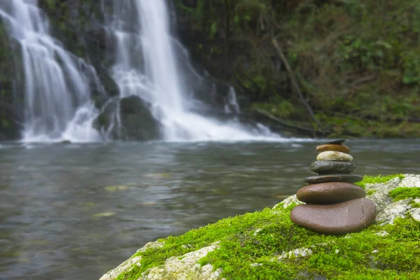 Pedra Balanceada Zen Stack Frente Cachoeira — Fotografia de Stock