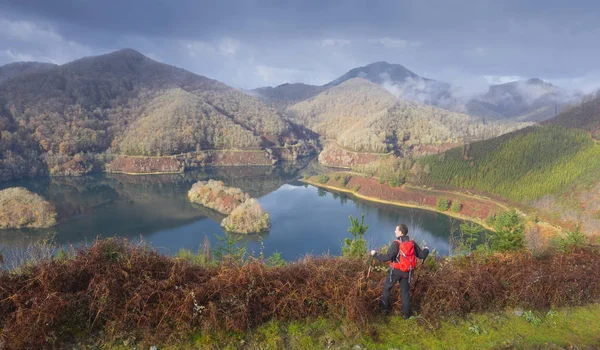 Caminante Admirando Paisaje Embalse Aniarbe Gipuzkoa — Foto de Stock