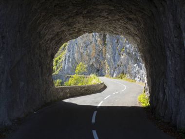 Bir tünel Pyrenees dağlarda çıkan yol