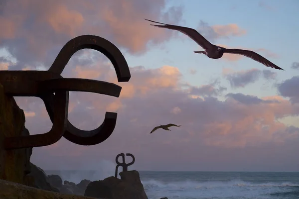 Gaviotas Escultura Peine Del Viento Barcelona España — Foto de Stock