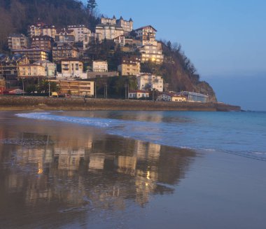 Ondarreta plaj ve Mount Igueldo içinde şehir, San Sebastian (Donostia), İspanya