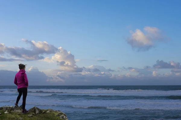 Flicka Nära Havet Solnedgången — Stockfoto