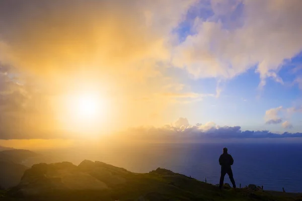 Deniz Günbatımı Güneş Bakıyorsun Adam — Stok fotoğraf