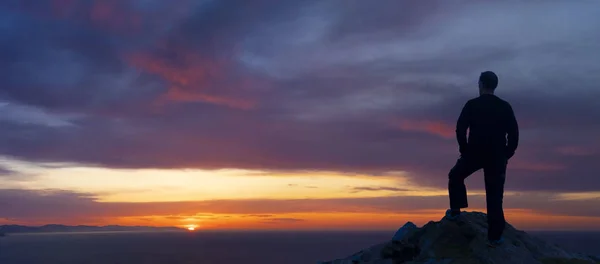 Günbatımı Denizi Üzerinden Hayran Bir Adam Silüeti — Stok fotoğraf