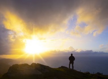 Gün batımı deniz altı, Mount Jaizkibel, Bask Ülkesi siluet, adam izliyor