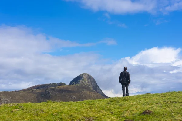 Hombre Caminando Con Montañas Fondo Parque Natural Aiako Harriak — Foto de Stock