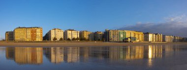 San Sebastian şehri (Donostia) la zurriola Beach'te günbatımında yansıtıyordu..