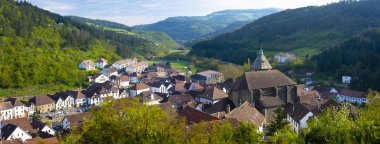 Dağ Yeşil Vadi Köyü manzara, Pyrenees, Otsagabia,: Navarra, Spain