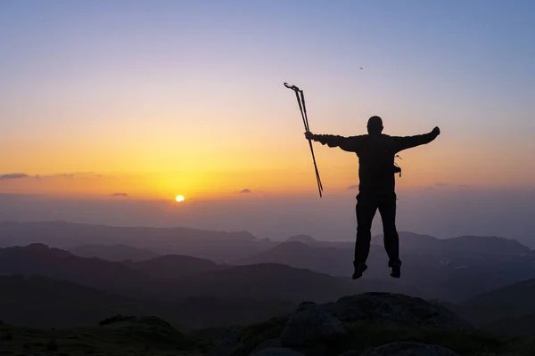 Caminante Pie Cima Una Montaña Con Las Manos Levantadas Disfrutando — Foto de Stock