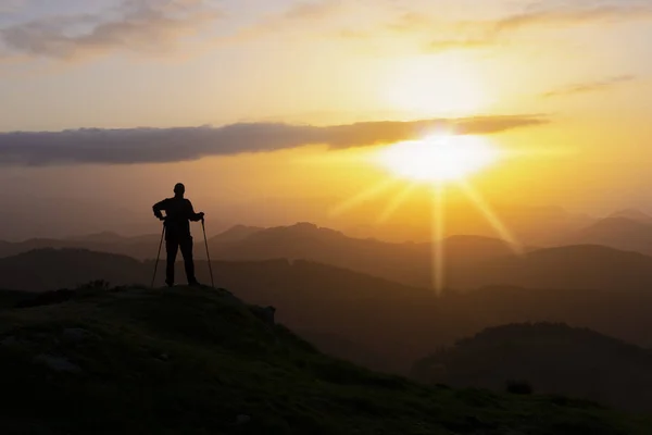 Пішохід Вершині Гори Виходить Сонце — стокове фото