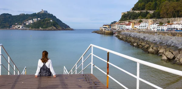 Girl Bay Concha Santa Clara Island Background City San Sebastian — Stock Photo, Image