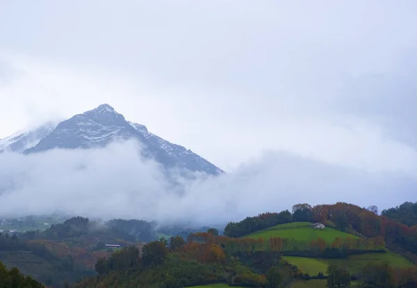 アライツ渓谷 ナバラの背景にBalerdi山と森の上の霧と雲 — ストック写真