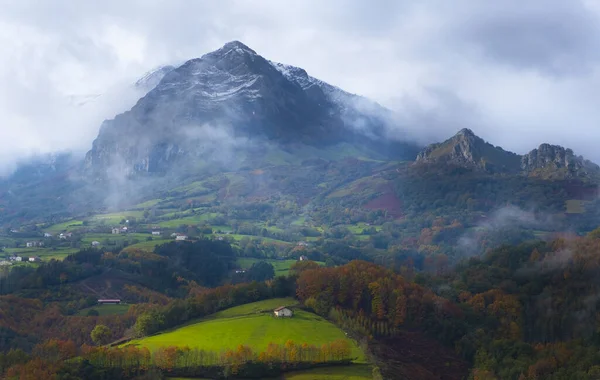 Mist Wolken Boven Bossen Met Berg Balerdi Achtergrond Araitz Vallei — Stockfoto
