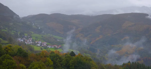 Azpirotz Χωριό Σύννεφα Και Ομίχλη Πάνω Από Δάση Και Βουνά — Φωτογραφία Αρχείου