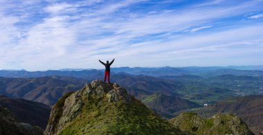 Bir dağın tepesinde başarılı bir şekilde yükselen adam, Aiako Harriak doğal parkı, Euskadi