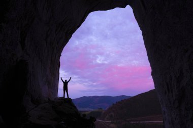 Aitzulo, Gipuzkoa 'da bir mağaranın çıkışındaki adam.