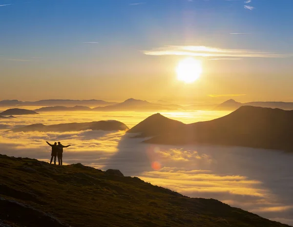 アララル スペイン 2019年12月28日 背景にナバラの山々とシエラ アララルの日の出の若いカップル — ストック写真