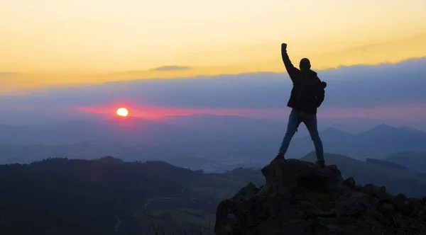 EuskadiのJaizkibel山からGipuzcoaの日没で太陽との成功を祝う上の登山者 — ストック写真