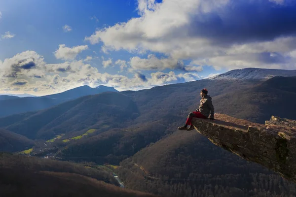 Man Appreciating Landscape Sitting Rock Protruding Mountain Mirador Zamariain Arce — Stock Photo, Image