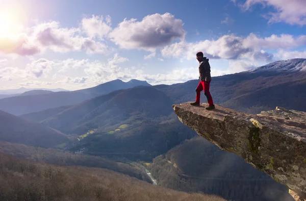 Hombre Excursionista Disfruta Vistas Valle Desde Punto Vista Excursionista Alcanzó — Foto de Stock